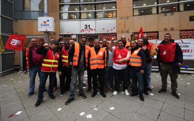 Les salariés de Sapian rassemblé ce mardi devant le  siège de l’entreprise à La Défense pour exiger des hausses de salaires.